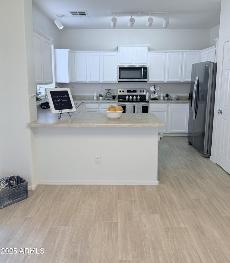 1840 Falcon Dr, Gilbert, AZ 85295