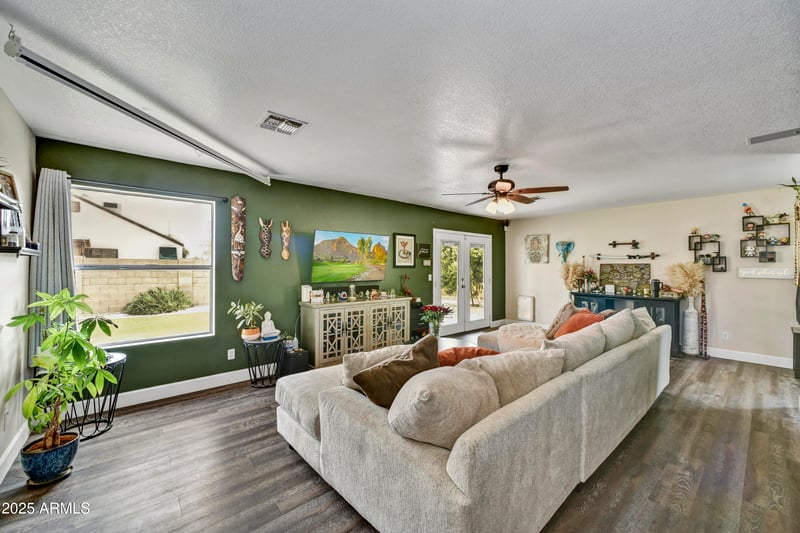 18601 45th Dr, Glendale, AZ 85308