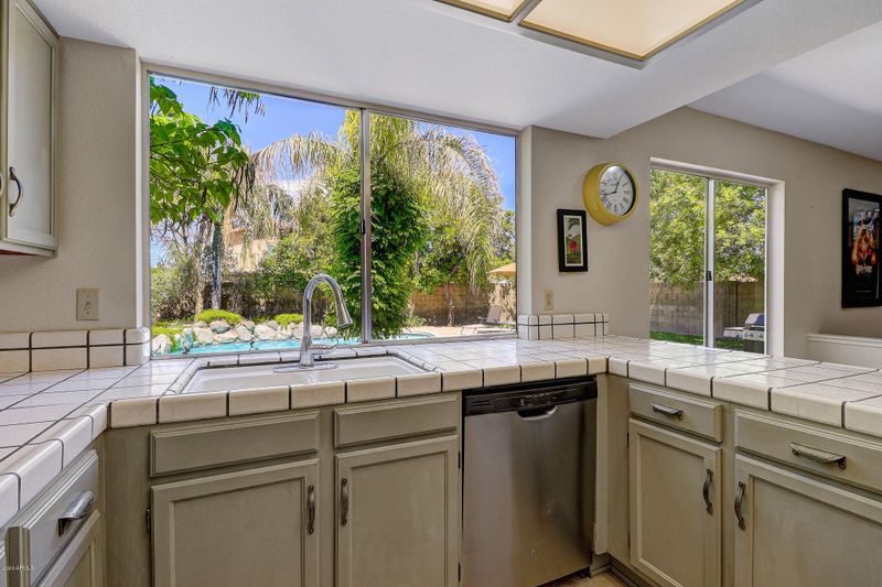 1902 E Redfield Rd, Phoenix, AZ 85022