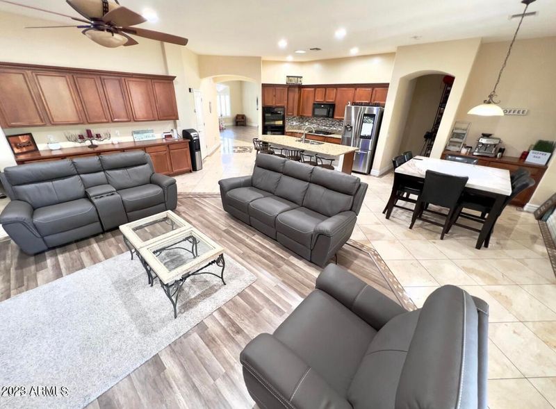 1925 W Spur Dr, Phoenix, AZ 85085
