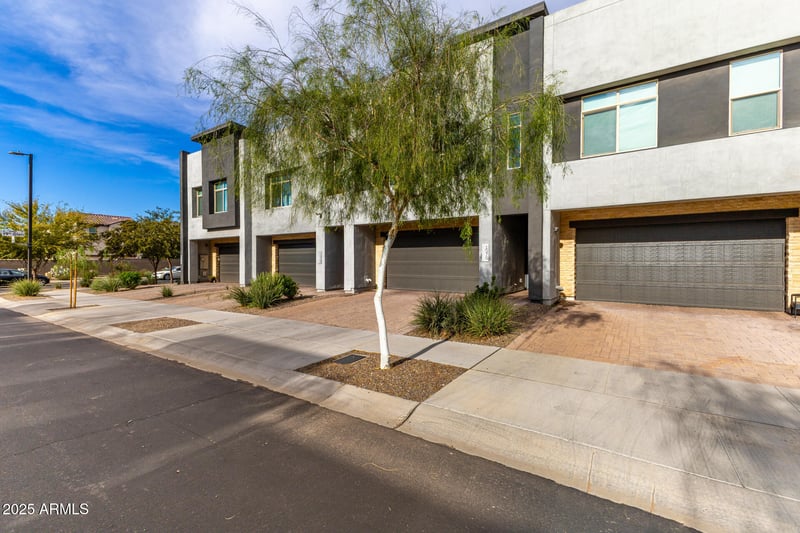 1970 Desert Hollow Dr, Phoenix, AZ 85085