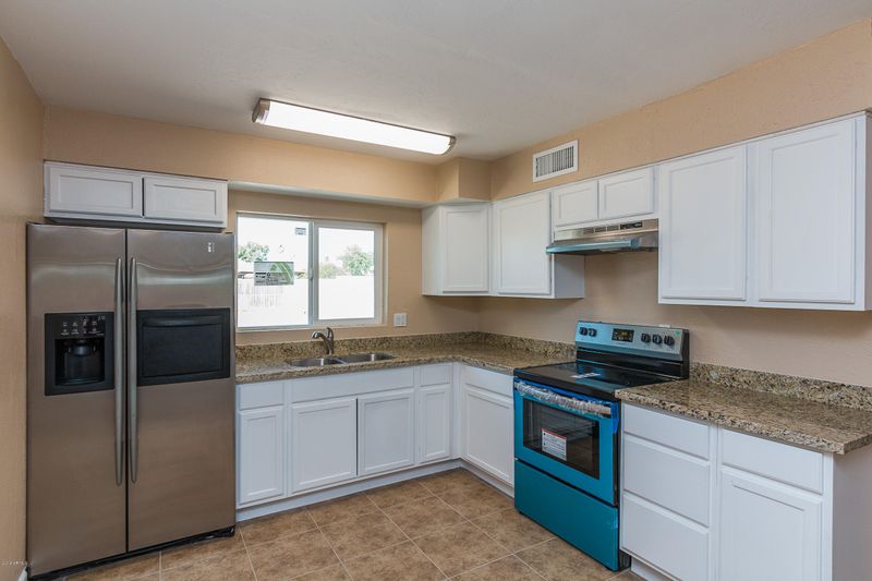 2025 N 57th Dr, Phoenix, AZ 85035