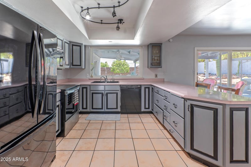 2033 Hillery Dr, Phoenix, AZ 85022