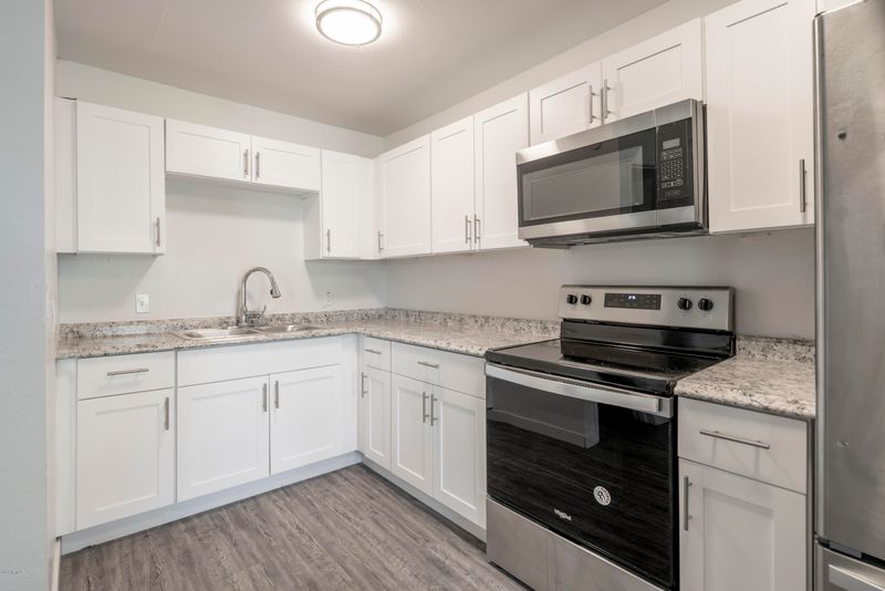2040 N 49th Pl, Phoenix, AZ 85008