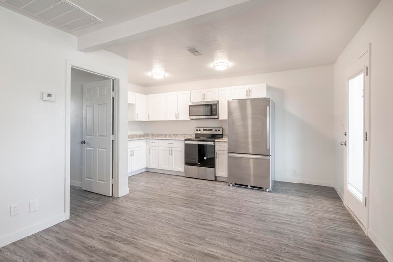2040 N 49th Pl, Phoenix, AZ 85008