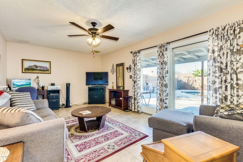 2042 E Donner Dr, Tempe, AZ 85282