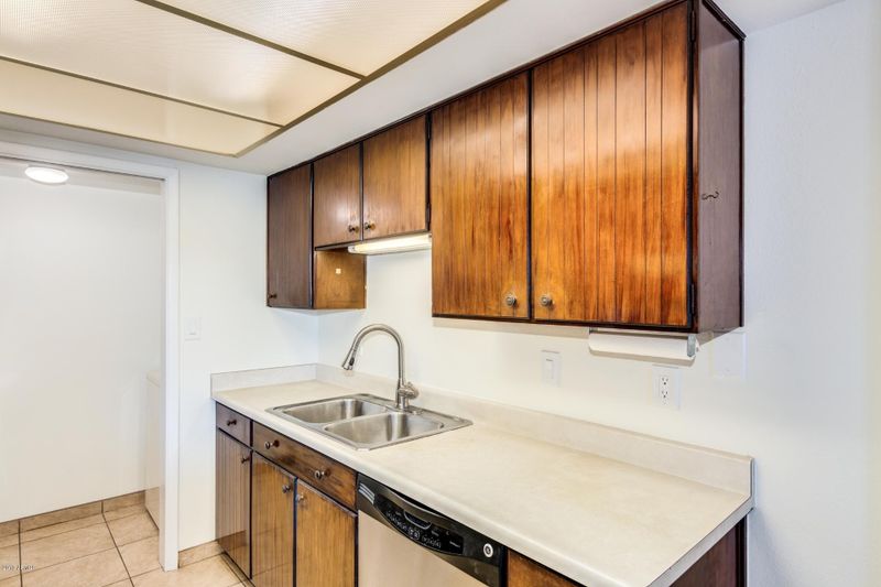 2042 W Highland Ave W, Phoenix, AZ 85015