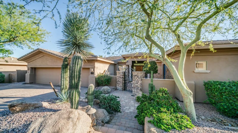 211 E Desert Wind Dr, Phoenix, AZ 85048