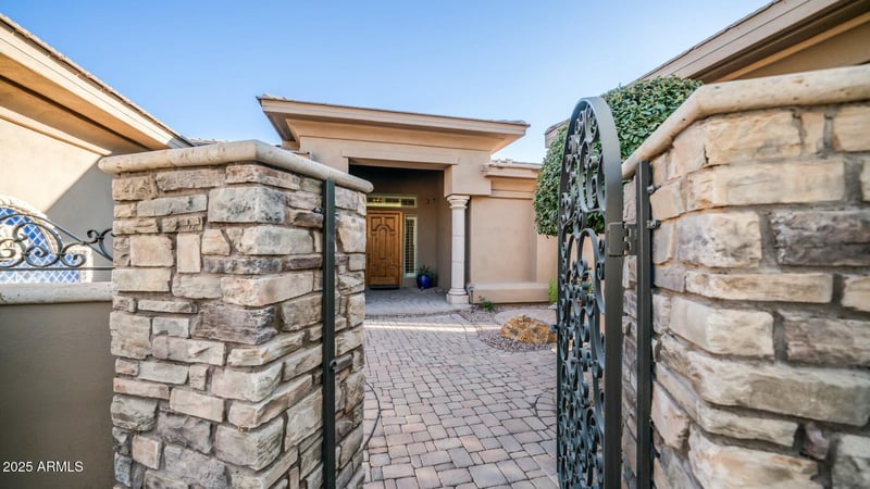 211 E Desert Wind Dr, Phoenix, AZ 85048
