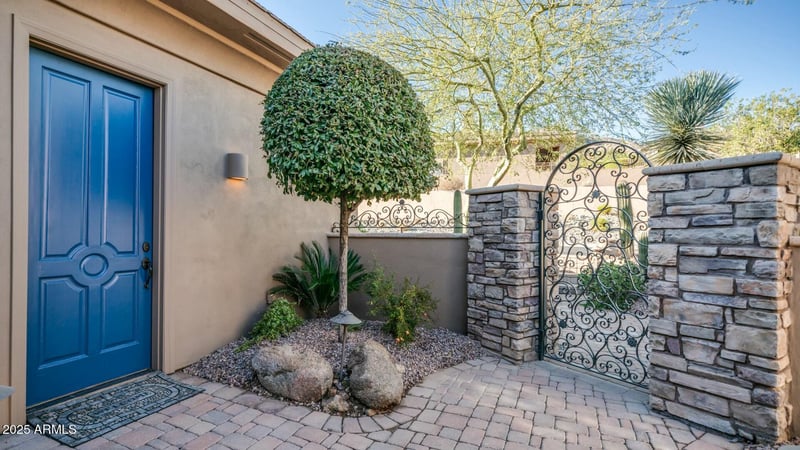 211 E Desert Wind Dr, Phoenix, AZ 85048