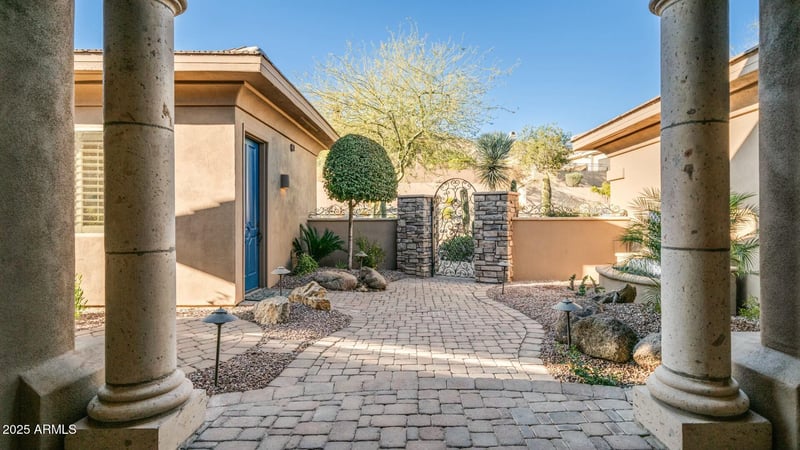 211 E Desert Wind Dr, Phoenix, AZ 85048