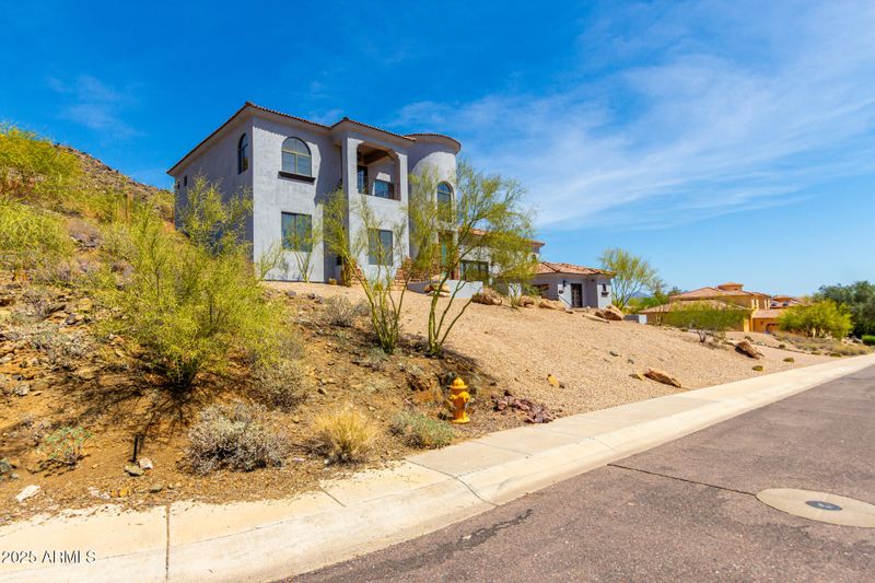2110 E Kerry Ln, Phoenix, AZ 85024
