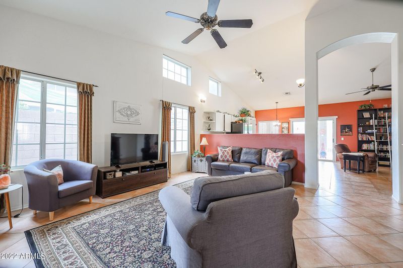 2112 E Helena Dr, Phoenix, AZ 85022