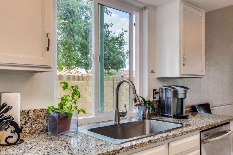 2122 E Redfield Rd, Phoenix, AZ 85022
