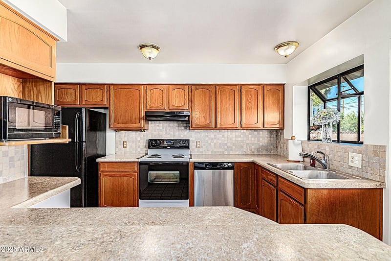 2124 Pinchot Ave, Phoenix, AZ 85015