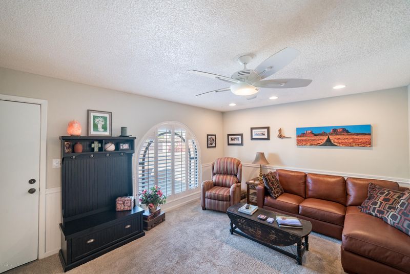 2153 E Betty Elyse Ln, Phoenix, AZ 85022