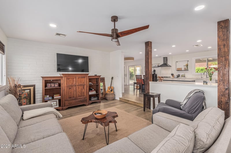 220 Seminole Dr, Phoenix, AZ 85023