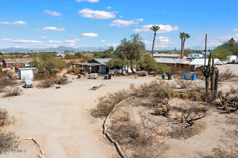 2202 E Desert Ln, Phoenix, AZ 85042