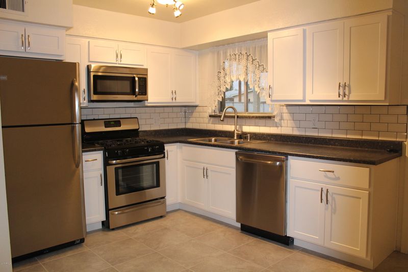 2208 W Sunnyside Dr, Phoenix, AZ 85029