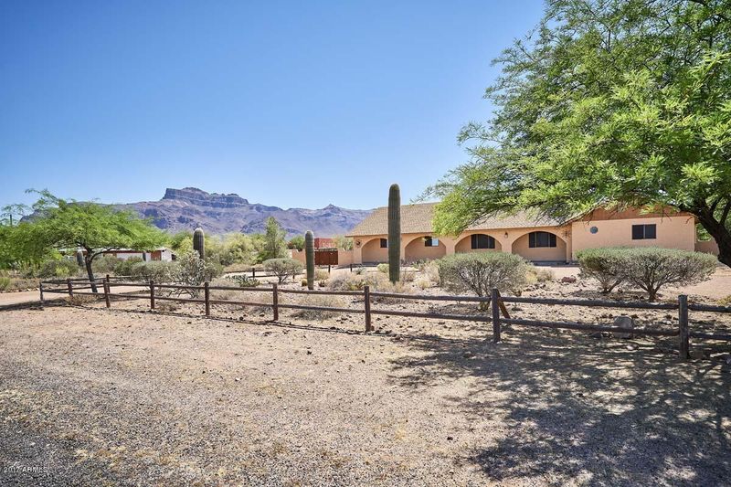 2209 S Sixshooter Rd, Apache Junction, AZ 85119