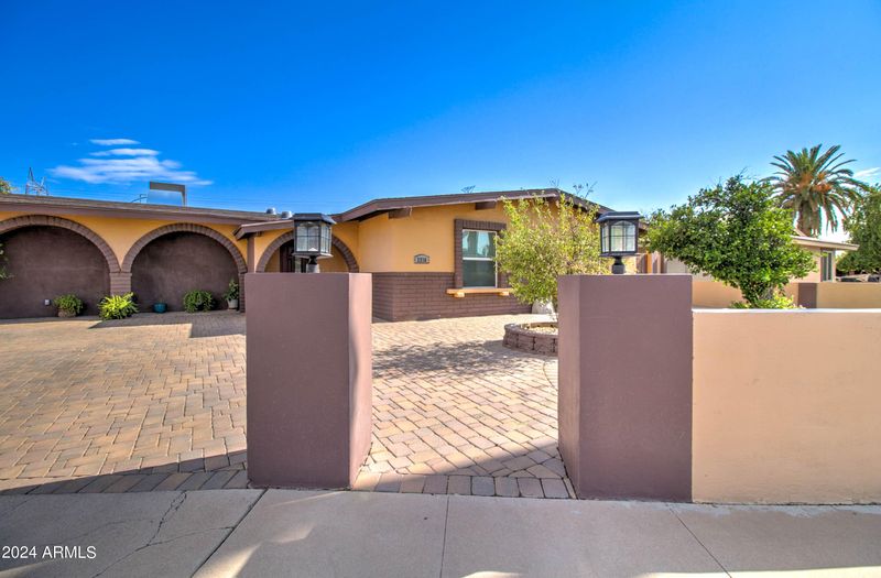 2216 E Camino Cir, Mesa, AZ 85213