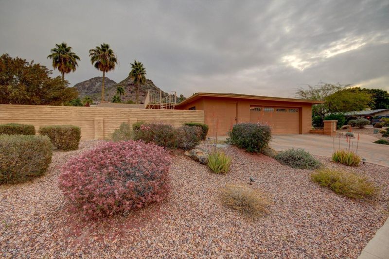 2218 E Lincoln Dr, Phoenix, AZ 85016