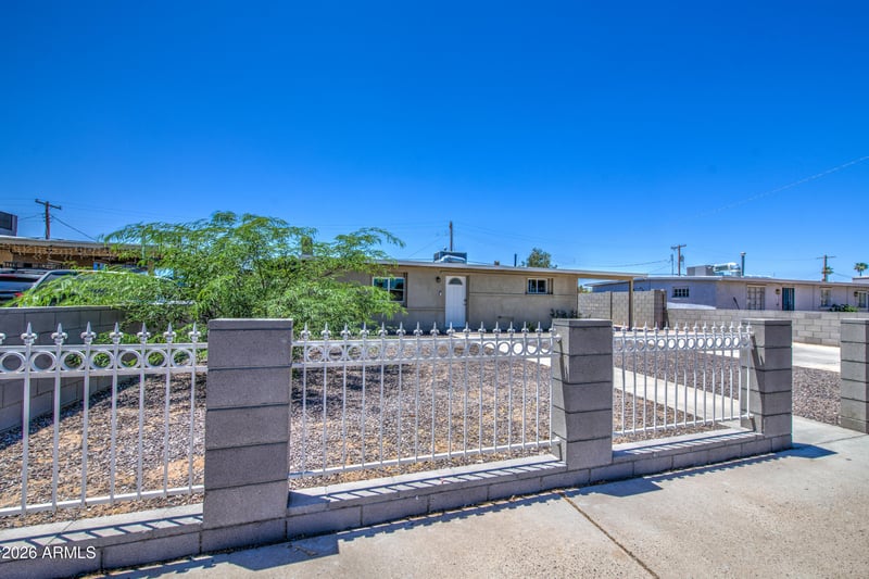2225 E Lynne Ln, Phoenix, AZ 85042