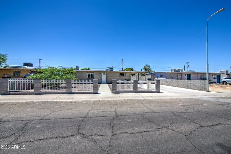 2225 E Lynne Ln, Phoenix, AZ 85042
