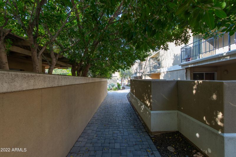 2233 E Highland Ave #136, Phoenix, AZ 85016