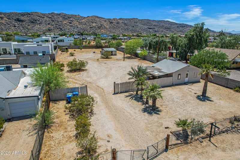 2237 E Desert Ln, Phoenix, AZ 85042