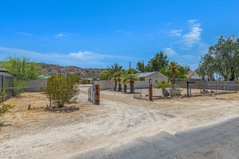 2237 E Desert Ln, Phoenix, AZ 85042
