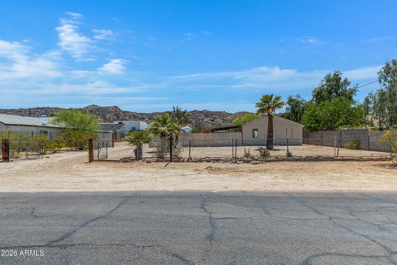 2237 E Desert Ln, Phoenix, AZ 85042