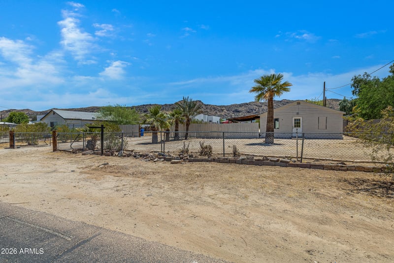2237 E Desert Ln, Phoenix, AZ 85042