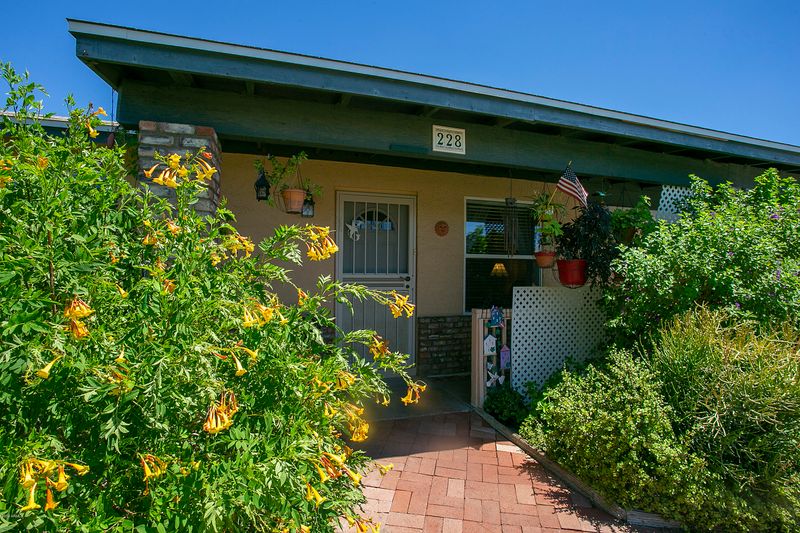 228 W Taro Ln, Phoenix, AZ 85027