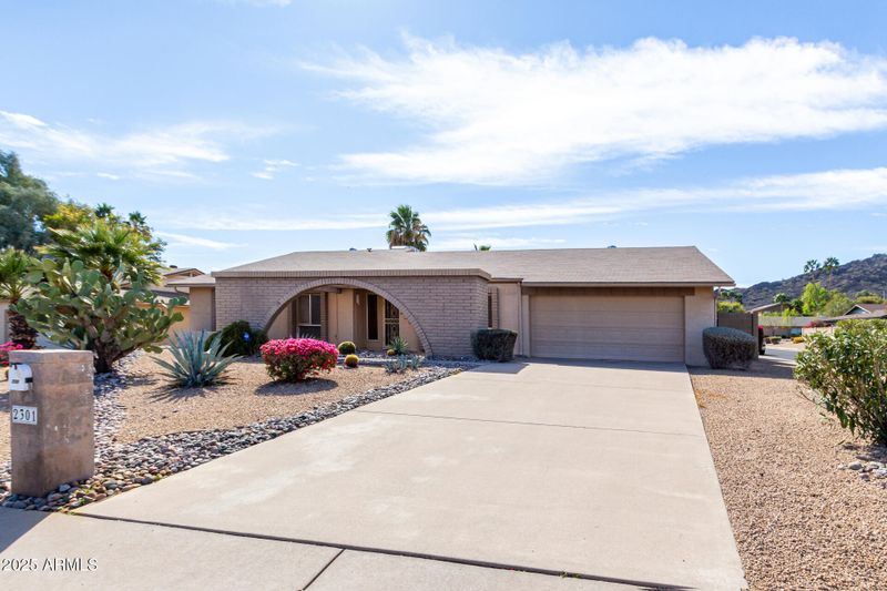 2301 E Christy Dr, Phoenix, AZ 85028