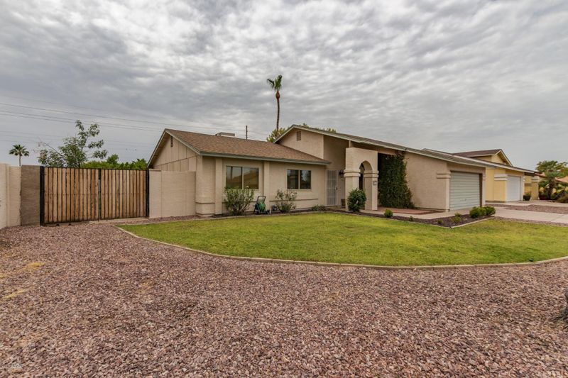 2313 E Flossmoor Cir, Mesa, AZ 85204