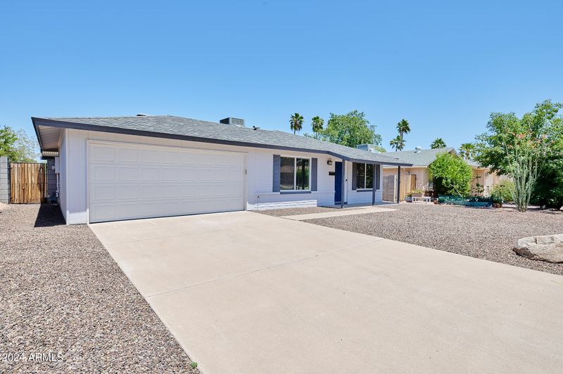 2318 E Laurel Ln, Phoenix, AZ 85028
