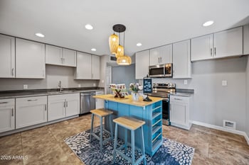 2320 Freeway Ln, Phoenix, AZ 85021