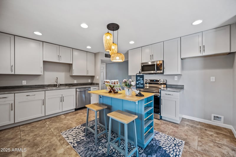 2320 Freeway Ln, Phoenix, AZ 85021