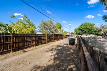 2320 Freeway Ln, Phoenix, AZ 85021