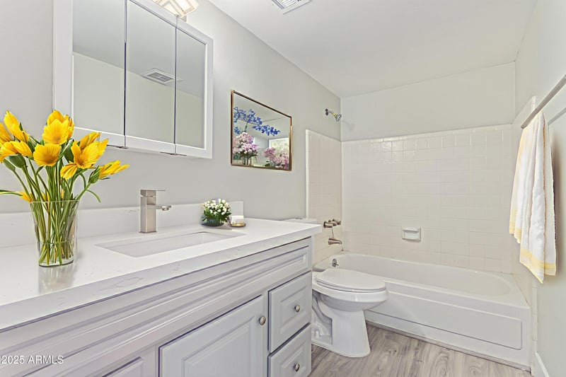 2320 Shangri La Rd, Phoenix, AZ 85028