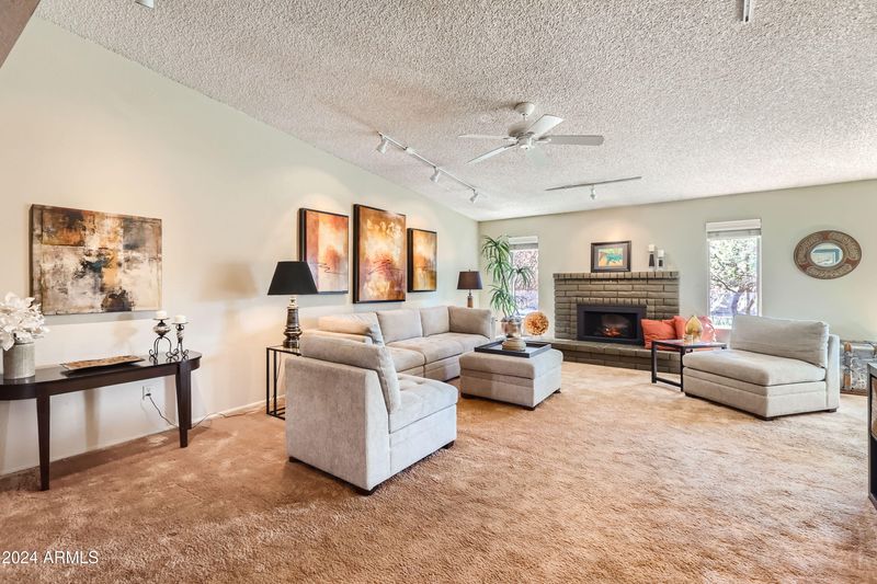 233 E Angela Dr, Phoenix, AZ 85022