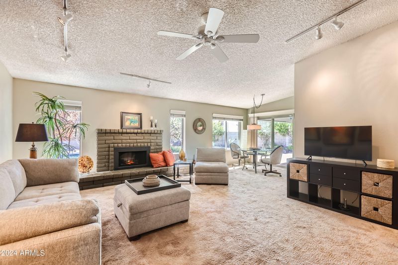 233 E Angela Dr, Phoenix, AZ 85022