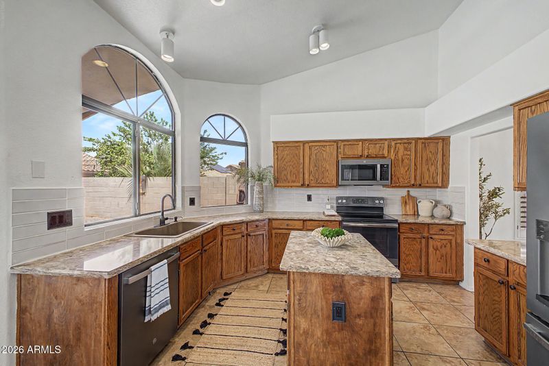 233 N Cottonwood Dr, Gilbert, AZ 85234