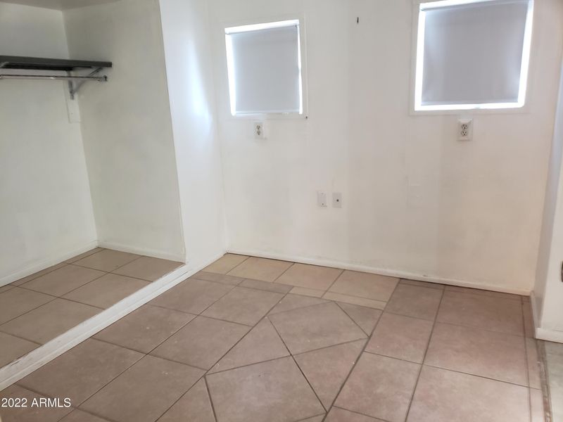 2332 E Desert Ln, Phoenix, AZ 85042