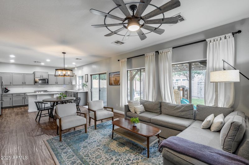 2351 W Hunter Ct, Phoenix, AZ 85085