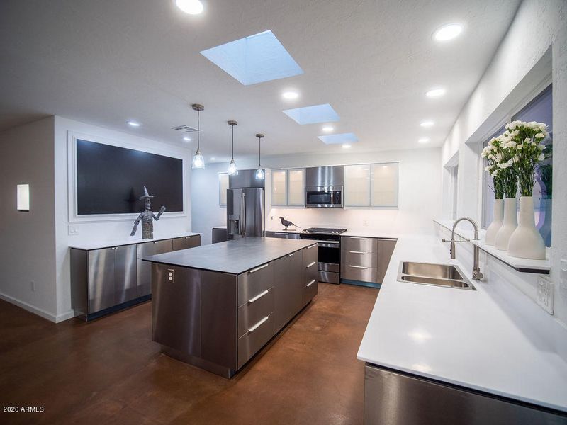239 E Medlock Dr, Phoenix, AZ 85012