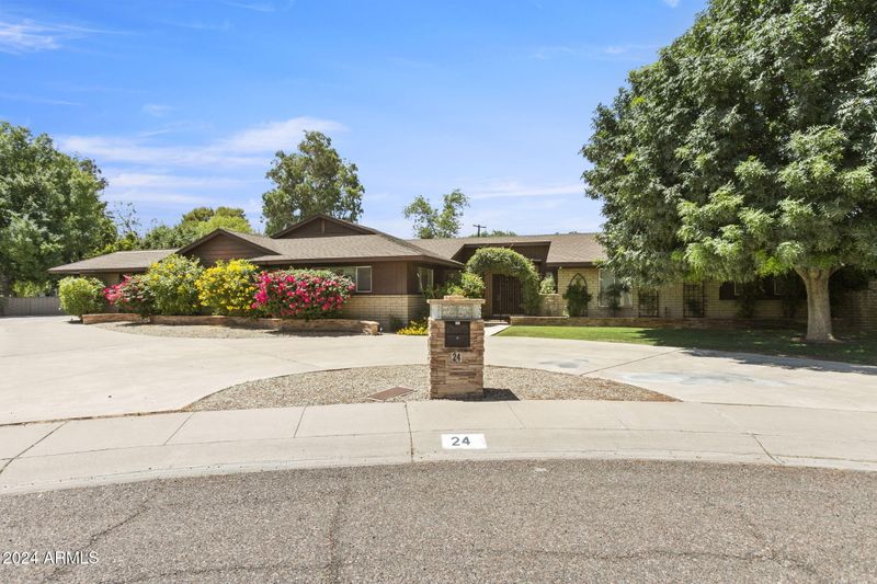 24 E Wagon Wheel Dr E, Phoenix, AZ 85020
