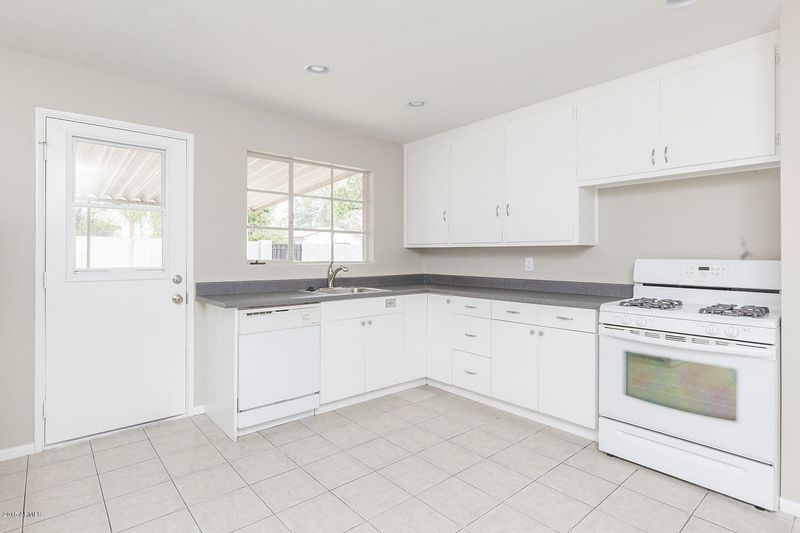 2401 N 37th Pl, Phoenix, AZ 85008