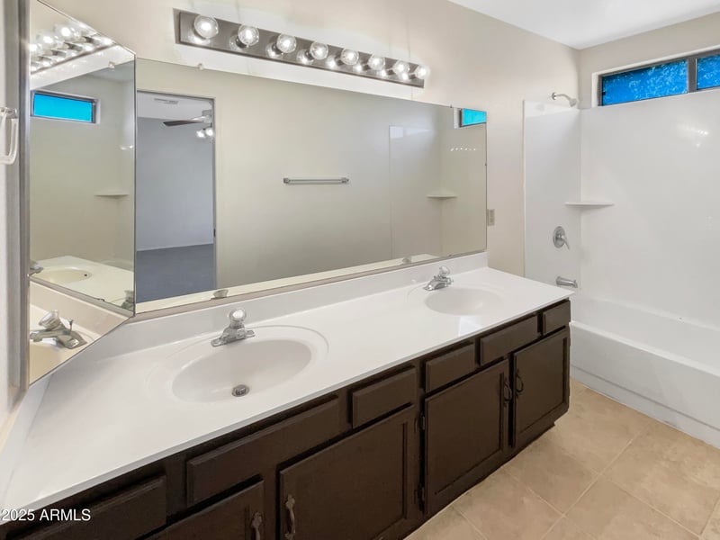 24018 40th Dr, Glendale, AZ 85310